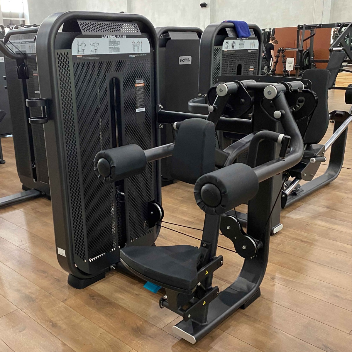 E7005JZ Дельт-машина. Стек 135 кг — изображение 4